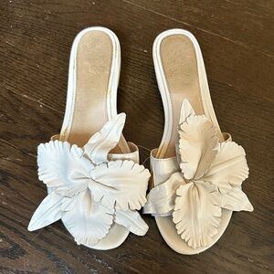 CECELIA NEW YORK Cream Floral Leather Slide Sandals